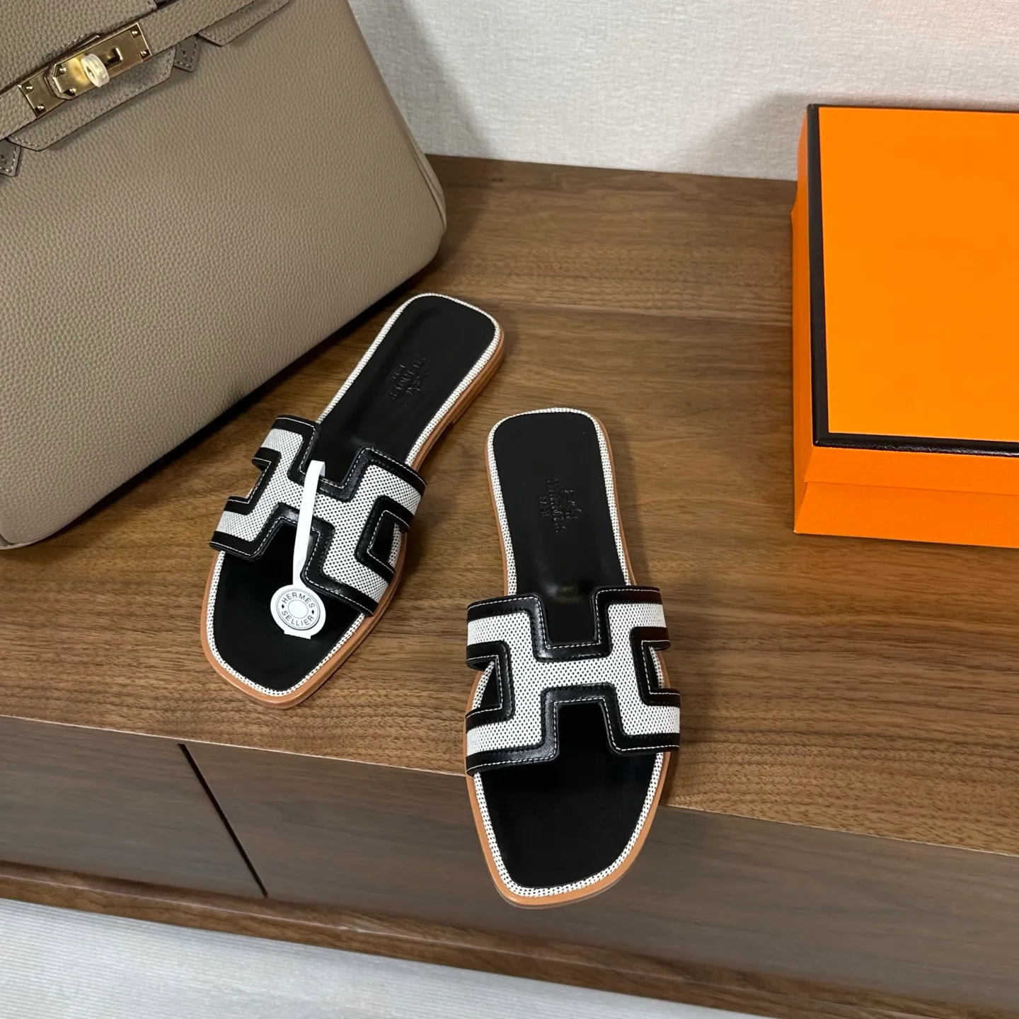 👟👟Ex-factory price 440👟👟 Hermes Hermes H slippers Oasis sandals series——————————Fashionable and versatile Super comfortable Every detail is made to the extreme Original swift calfskin Original 1:1 exclusive private mold upper/original leather outsole ▪️Packaging: Each pair of shoes comes with packaging ▪️SIZE: 35~42 (.40.41.42 customization is non-refundable and non-exchangeable)